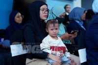 Haziyah bersama anak perempuan, Ilyana yang menerima manfaat daripada Kempen Sinar Untuk Jantung Si Kecil. Foto: MOHD HALIM ABDUL WAHID