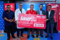 Akmal Eirfan (tengah) menyerahkan 'mock cheque' kepada Dr Shaiful Azmi (dua dari kiri) dan Akmal Arief (dua dari kanan) pada Program Sumbangan Sinar Harian kepada Pesakit Pusat Jantung Kanak-Kanak dan Kongenital IJN pada Selasa. Foto: MOHD HALIM ABDUL WAHID
