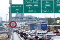Semua kenderaan berdaftar asing yang memasuki Singapura menerusi pusat pemeriksaan darat diwajibkan memiliki VEP yang sah mulai 6 Oktober 2026. Foto fail Bernama 