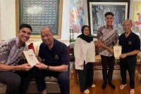 Syed Saddiq berkunjung ke kediaman Muhyiddin bagi menyerahkan kad undangan majlis persandingannya bersama penyanyi, Bella Astillah. Foto: Facebook Syed Saddiq Syed Abdul Rahman