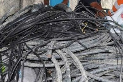 Kabel dipotong menggunakan pemotong kabel, kemudian mereka kelam-kabut mengangkat dan memasukkannya ke dalam bonet kereta. Gambar hiasan