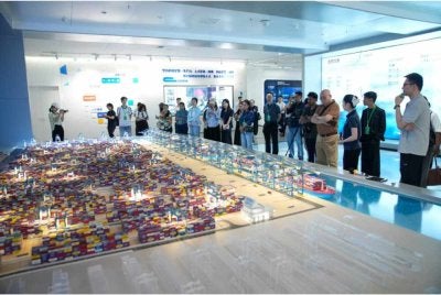Delegasi media antarabangsa diberi penerangan mengenai operasi dan pembangunan Pelabuhan Teluk Beibu ketika mengadakan lawatan ke pusat pameran terminal kontena di Qinzhou Guangxi, China.