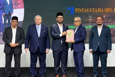 Zulkifli (tengah) menyampaikan plak penghargaan kepada Marhalim pada Majlis Kesyukuran Tamat Operași Haji dan Penghargaan Sahabat Korporat TH Musim Haji 1447H/2026M di Menara Tabung Haji, Kuala Lumpur.
