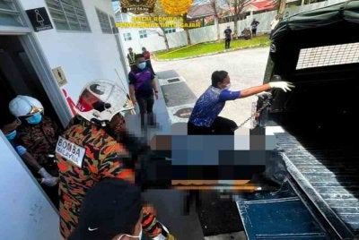 Seorang lelaki tempatan berusia 39 tahun ditemukan maut di dalam tandas sebuah stesen minyak di Taman Tronoh Baru, Tronoh, kira-kira 30 kilometer dari sini pada Isnin.