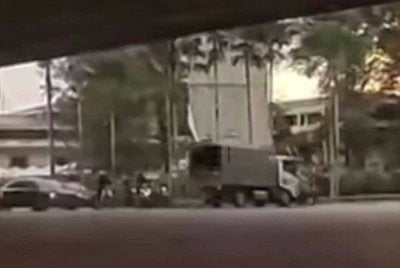 Tular rakaman video motosikal dirempuh sebuah lori di persimpangan lampu isyarat Widad di Kuantan pada Isnin.