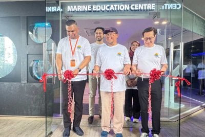 Adnan (tengah) merasmikan Pusat Pendidikan Marin, Angsana Teluk Bahang pada Selasa.