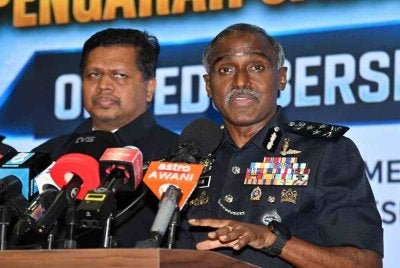 Pengarah Jabatan Siasatan Jenayah (JSJ) Bukit Aman, Datuk M Kumar (kanan) ketika sidang media Op Pedo Bersepadu Polis Diraja Malaysia (PDRM)-Suruhanjaya Komunikasi dan Multimedia Malaysia (SKMM) 3.0 di Bukit Aman hari ini. Foto Bernama 