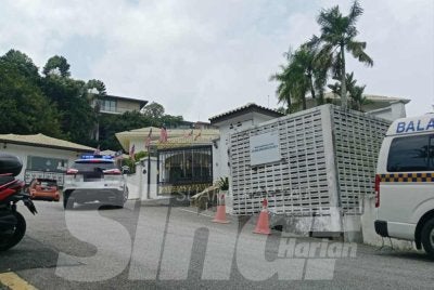 Kenderaan utiliti sukan (SUV) jenis Proton X70 milik PDRM memasuki kediaman Najib bagi menjalankan pemeriksaan.
