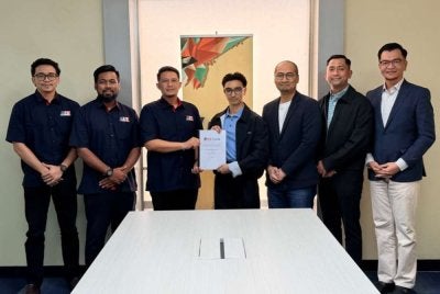 Said Harull Nizam (tiga dari kiri) dan Johnathan JS (empat dari kanan) menunjukkan dokumen usaha sama yang dimeterai.
