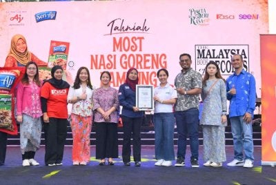 Ajinomoto Malaysia menerima pengiktirafan MBOR bagi kategori i 'Most nasi goreng kampung giveaway in an event'.