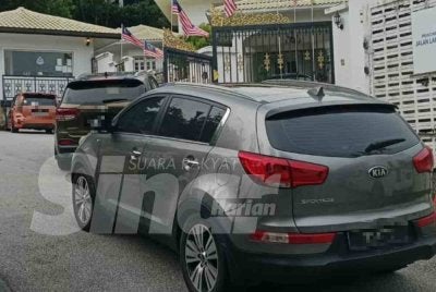 Dua kenderaan itu dilihat tiba kira-kira jam 3.39 petang, sebelum terus memasuki kediaman Najib.