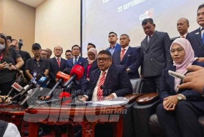 Ab Rauf mengumumkan pembubaran DUN Melaka di Seri Negari pada Selasa.
