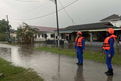 Anggota APM menjalankan pemantauan susulan banjir kilat yang melanda tiga kampung sekitar Pekan Nanas, Pontian petang Selasa.