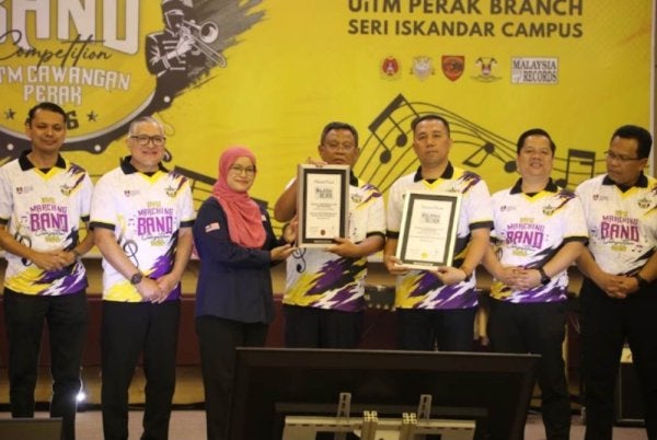 Siti Hajar (tiga dari kiri) menyampaikan dua sijil pengiktirafan MBOR kepada Mohd Sazili.