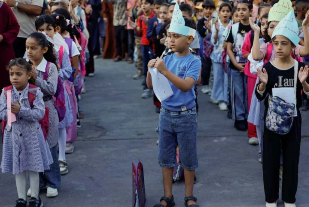 Kumpulan murid menyertai aktiviti sebelum masuk ke kelas masing-masing.