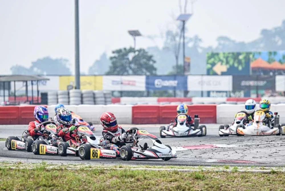 Saingan sengit pelumba pada Pusingan Keenam IAME Siri Asia 2026 di LYL International Karting Circuit, Sungai Long.