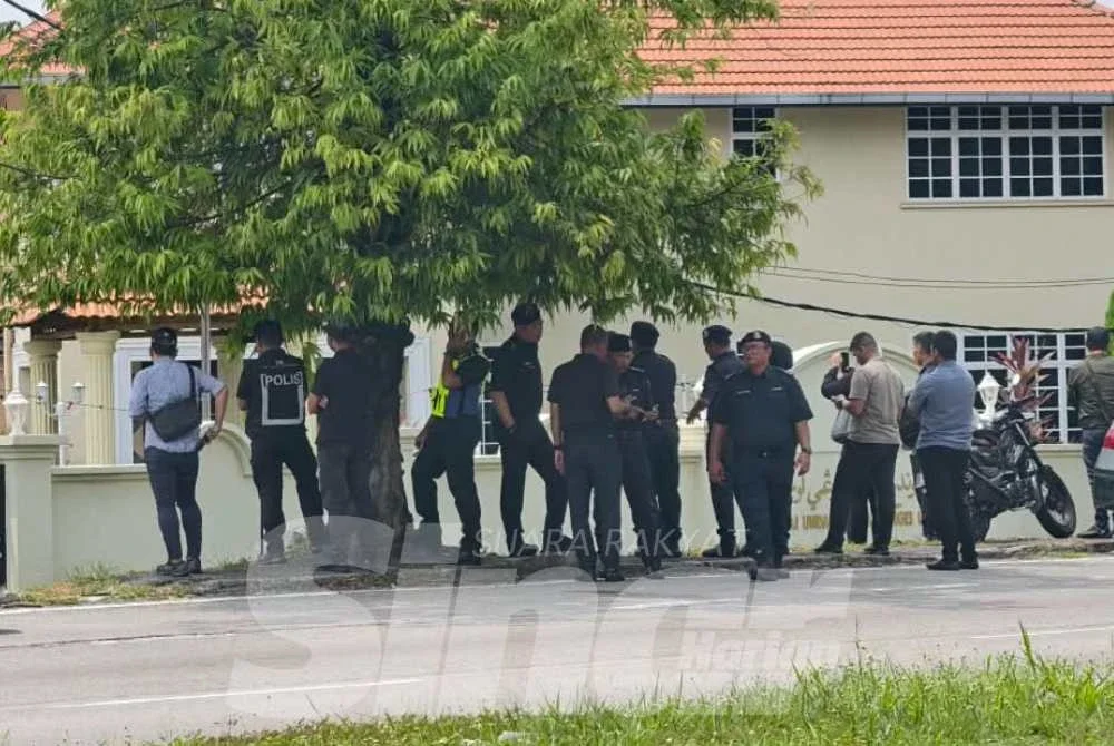 Polis berkawal di Kediaman Balai Undang Luak Sungei Ujong.
