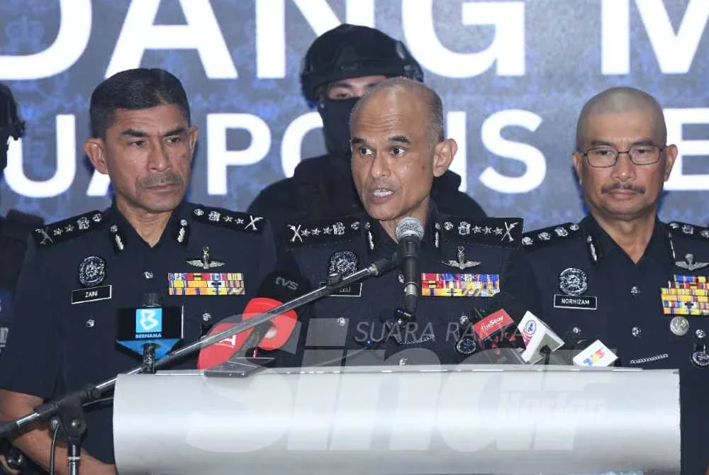 Shazeli (tengah) pada sidang media di IPK Selangor, Rabu.