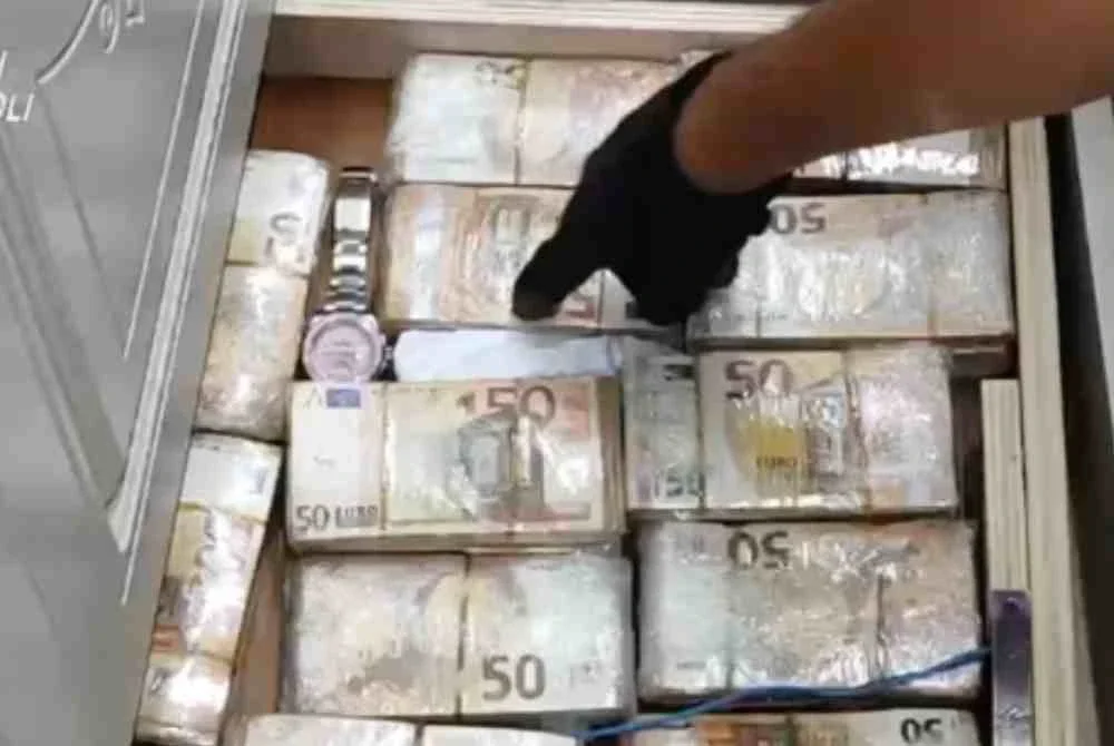 Wang tunai disusun dalam berkas wang kertas 50 euro (RM233) yang ditemukan di sebuah alamat di Naples. Foto Agensi
