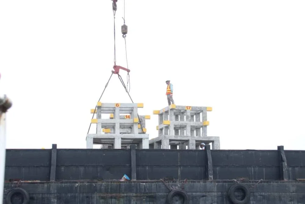 Sebanyak 18 tukun tiruan dilabuhkan di perairan Kuala Selangor pada Rabu. Foto DOF