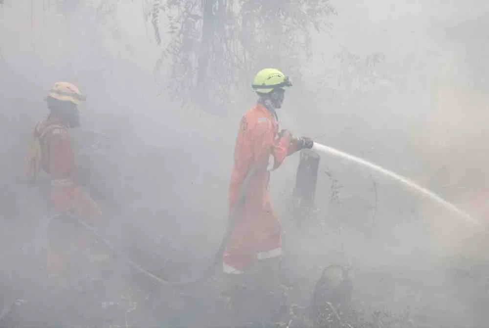 Operasi mengawal kebakaran diteruskan di Banjar, Kalimantan Selatan pada akhir minggu lalu. - Foto AFP