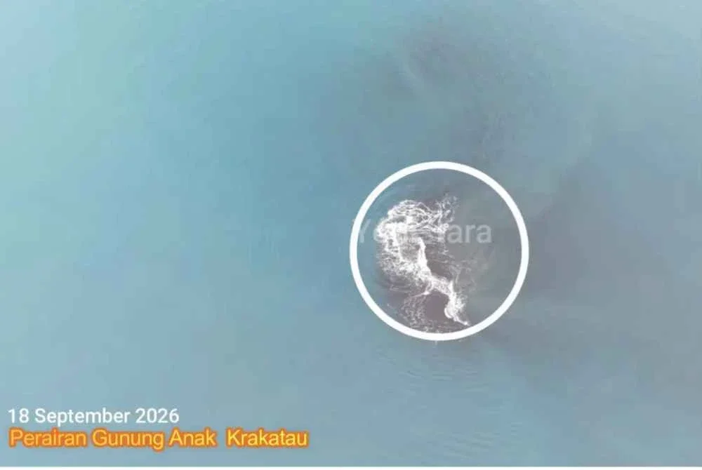 Tangkap layar rakaman video daripada akaun YouTube Yodistara menunjukkan kemunculan daratan baharu di sekitar Gunung Anak Krakatau. - Foto: Agensi