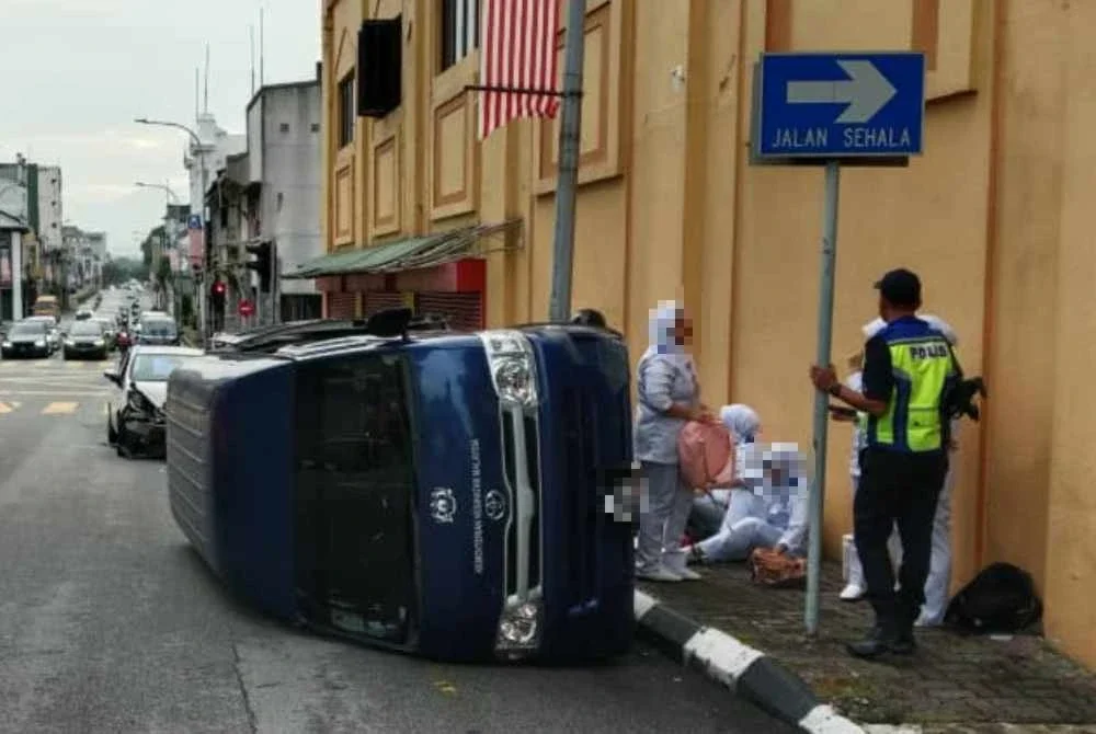 Seramai 11 individu termasuk pemandu berada di dalam kenderaan berkenaan ketika kejadian.
