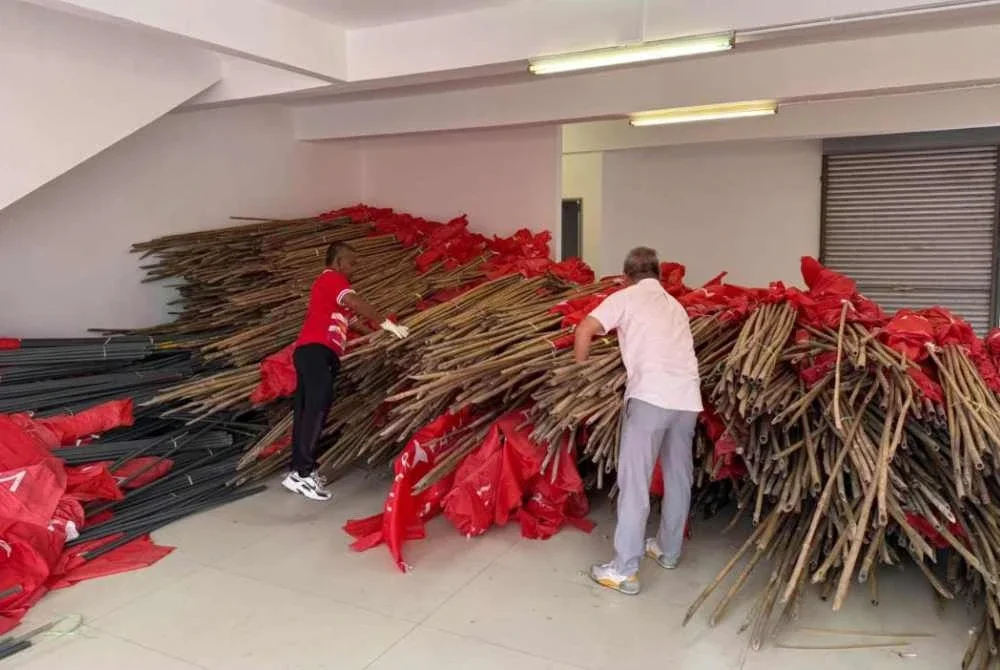 Pusat operasi DAP Melaka menerima kira-kira 10,000 bendera Pakatan Harapan yang boleh digunakan semula.