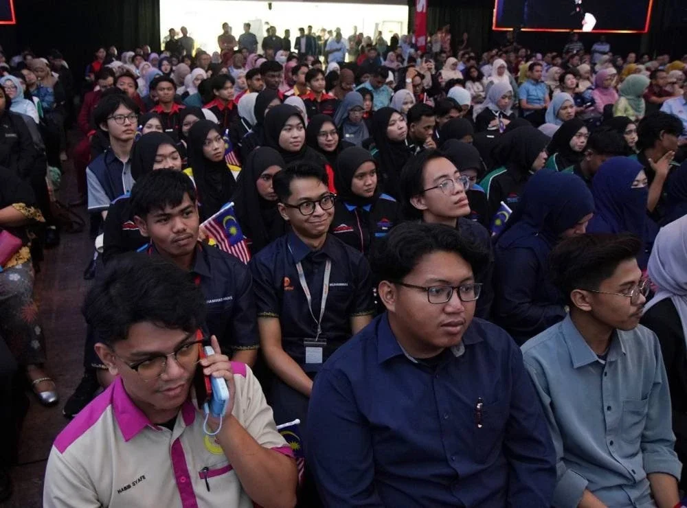 Sebahagian daripada pelajar Politeknik Sultan Salahuddin Abdul Aziz Shah yang hadir menyaksikan program Town Hall anjuran Sinar Harian pada Selasa.