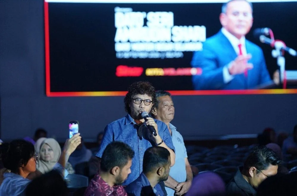 Salah seorang tetamu mengajukan soalan kepada Amirudin pada Town Hall Rakyat anjuran Sinar Harian di Politeknik Sultan Salahuddin Abdul Aziz Shah di sini pada Selasa.