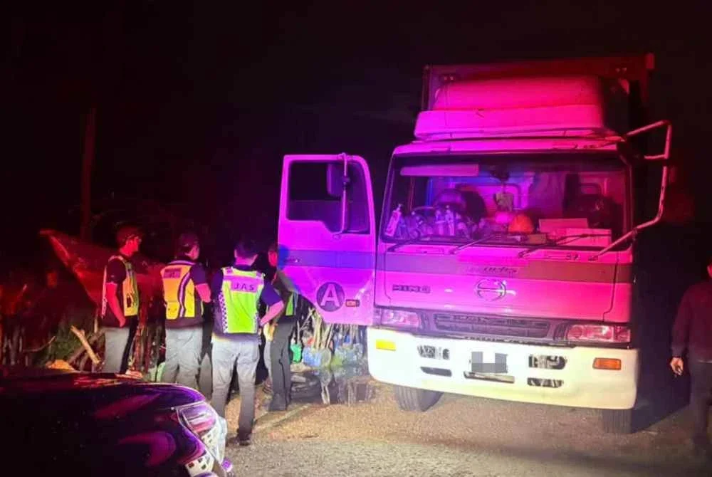Pihak berkuasa menyiasat lokasi sisa kimia dari tong drum yang dibuang ke kawasan tanah lapang di Jalan Kong Kong Laut, Pasir Gudang.- Foto JAS