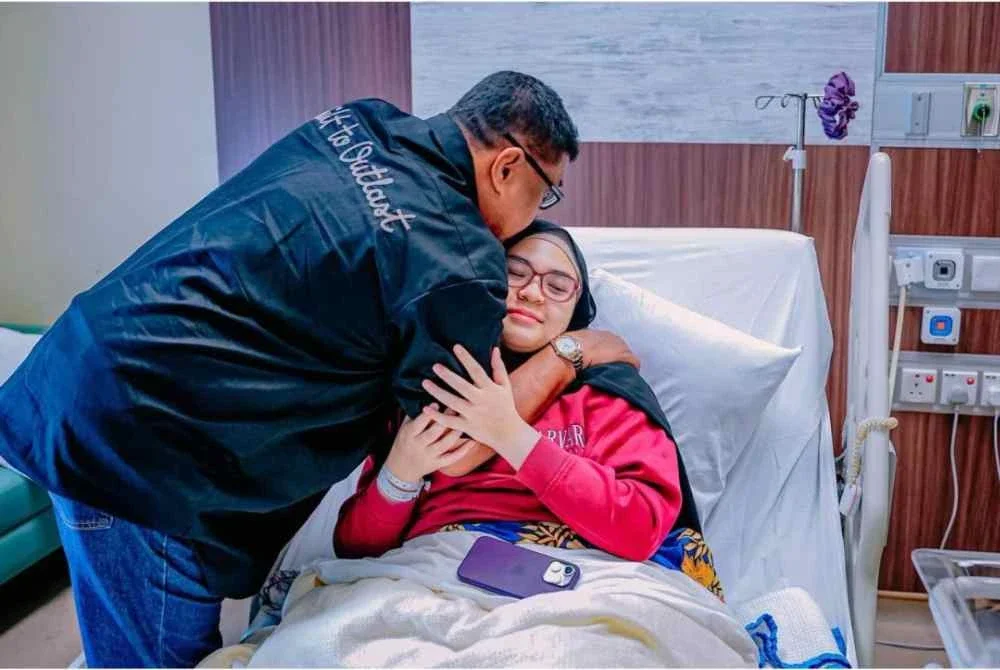 Ab Rauf memeluk Laili anaknya yang baharu melahirkan putera sulung, Ahad lalu. Foto: FB Ab Rauf.