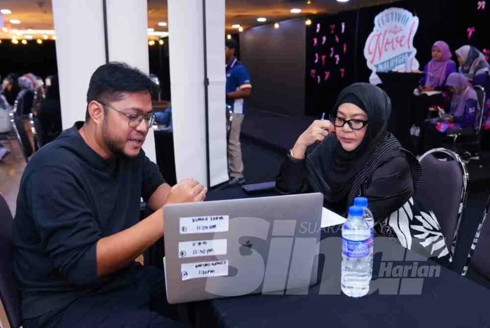 Pengarah tersohor, Erma Fatima sempat meluangkan masa mendengar sendiri pembentangan idea daripada penulis yang ingin mengangkat karyanya menerusi Rumah Karya Citra. Foto SINAR HARIAN/ MOHD HALIM ABDUL WAHID