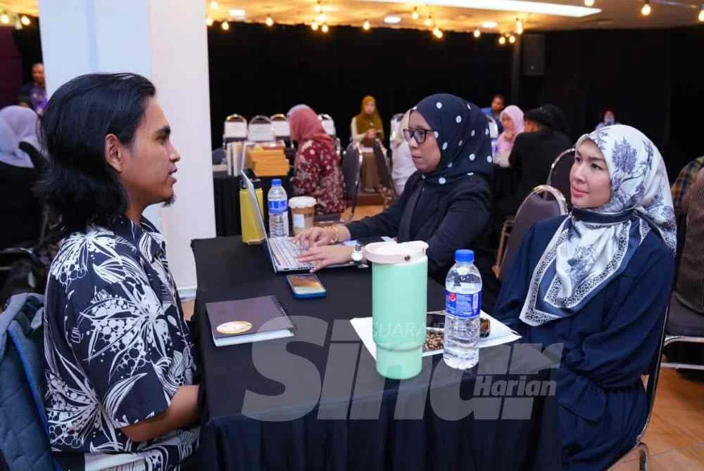 Penulis membentangkan idea kepada Prisma Pictures Sdn Bhd, syarikat penerbitan milik pelakon, Intan Ladyana.
Foto SINAR HARIAN/ MOHD HALIM ABDUL WAHID