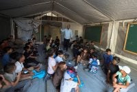 Kementerian Pendidikan dengan sokongan organisasi antarabangsa dan tempatan tetap meneruskan sesi akademik 2026-27 dengan menubuhkan puluhan sekolah sementara menggunakan khemah, kanvas, kepingan logam dan kayu.