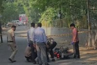 Pasukan forensik menjalankan siasatan di lokasi kejadian berbalas tembakan antara polis dan suspek di Delhi. Foto: NDTV