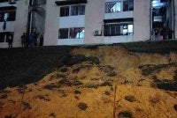 Penghuni sebuah blok pangsapuri di Bandar Damai Perdana, Cheras diarah mengosongkan kediaman mereka malam ini susulan insiden tanah runtuh berhampiran kediaman itu. Foto media sosial 