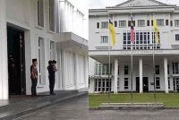 Majlis pertemuan Menteri Besar Negeri Sembilan, Datuk Ismail Lasim dan Ahli Majlis Mesyuarat Kerajaan Negeri (Exco) bersama Tunku Nadzaruddin Tuanku Ja’afar di Galeri Diraja Tuanku Ja’afar di sini pada Rabu, terpaksa dibatalkan.