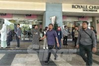 Media berkumpul di Hotel Royal Bintang selepas dimaklumkan bahawa Menteri Besar dan Exco berada di sana. 
