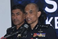 Shazeli (kanan) dalam sidang akhbar di IPK Selangor pada Rabu.