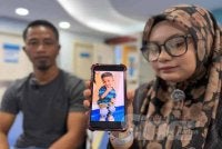 Sofiya Maisarah dan suaminya, Mohamad Azriiq ditemui Sinar Harian semasa prosedur pembedahan jantung anaknya, Muhammad Azuarauff yang berlangsung pada Isnin. FOTO: AISYAH BASARUDDIN.