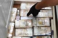 Wang tunai disusun dalam berkas wang kertas 50 euro (RM233) yang ditemukan di sebuah alamat di Naples. Foto Agensi