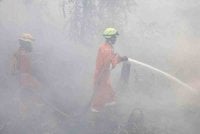Operasi mengawal kebakaran diteruskan di Banjar, Kalimantan Selatan pada akhir minggu lalu. - Foto AFP