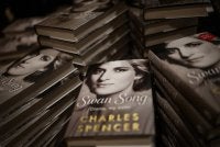 Naskhah Swan Song: Diana, My Sister karya Charles Spencer mengenai mendiang Puteri Diana dipamerkan di sebuah kedai buku di London. Foto AFP
