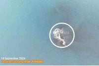Tangkap layar rakaman video daripada akaun YouTube Yodistara menunjukkan kemunculan daratan baharu di sekitar Gunung Anak Krakatau. - Foto: Agensi