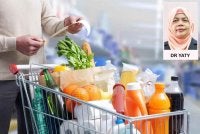 Kesan kenaikan harga barang ini amat dirasai oleh pengguna terutama bagi mereka yang berpendapatan rendah. - Gambar hiasan
