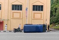 Sembilan individu termasuk pemandu cedera selepas van milik Kementerian Kesihatan Malaysia (KKM) yang membawa sekumpulan jururawat pelatih terbabit kemalangan berhampiran Little India Ipoh pagi Rabu.