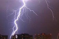 Amaran ribut petir, hujan lebat dan angin kencang di Wilayah Persekutuan Kuala Lumpur serta 10 negeri hingga jam 6 petang ini. Foto hiasan 