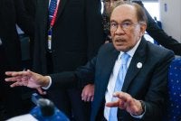 Anwar bercakap kepada media Malaysia ketika dalam perjalanan dari Shanghai ke Hangzhou, China dengan menaiki kereta api berkelajuan tinggi hari ini. Foto: Bernama 