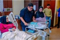 Ab Rauf dan isteri bersama cucu ketiganya. Foto: FB Ab Rauf.